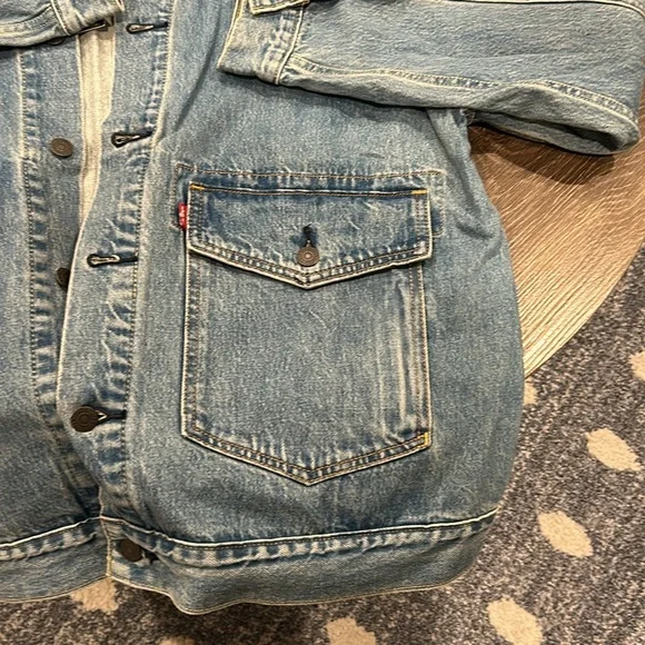 Levi's Light Blue Denim Jacket with Olive Green Shirt Layer - Picture 6 of 11